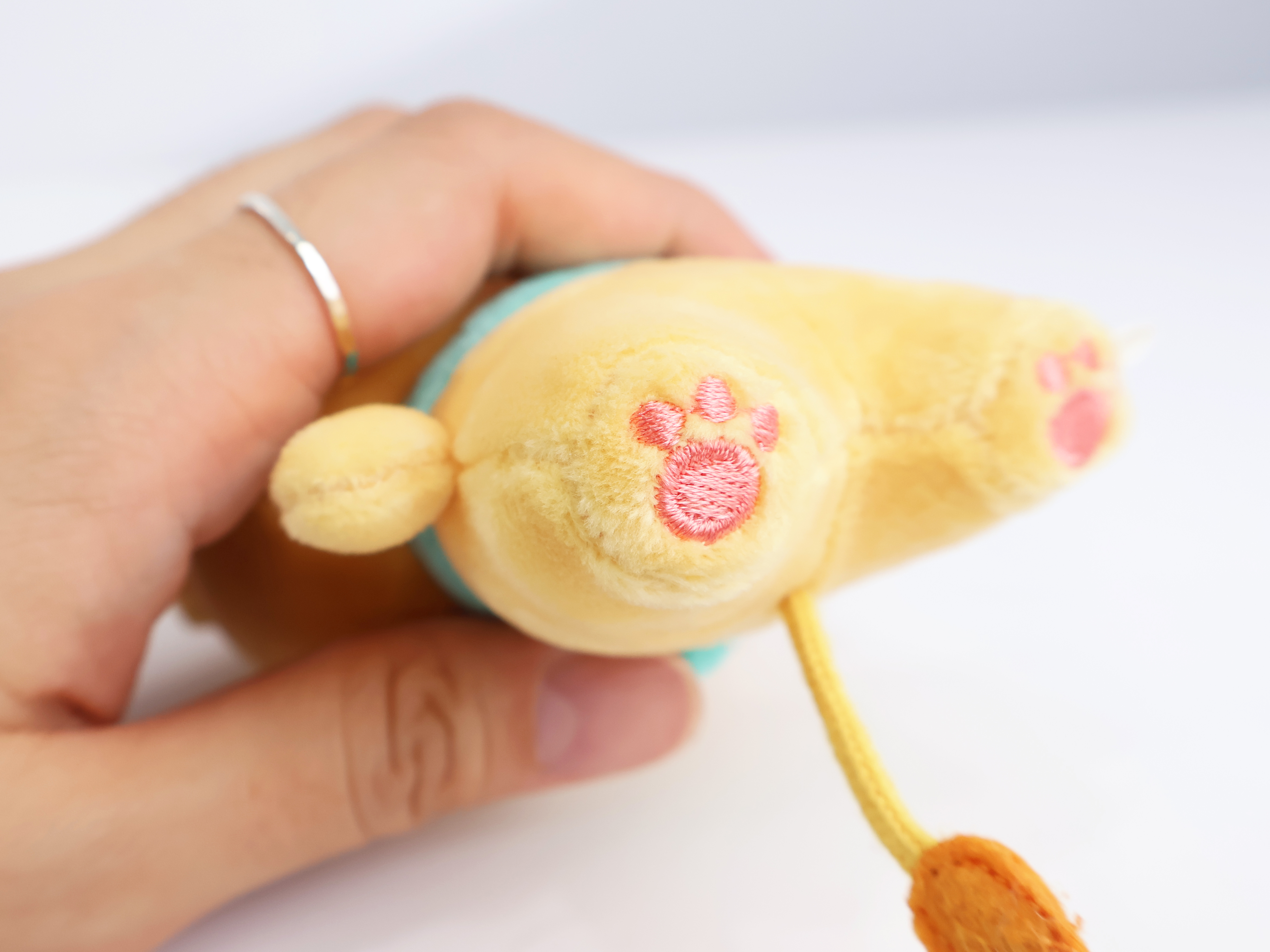 인형 밑면인 발바닥까지 꼼꼼한 자수와
섬세한 디테일 표현이 가능해요