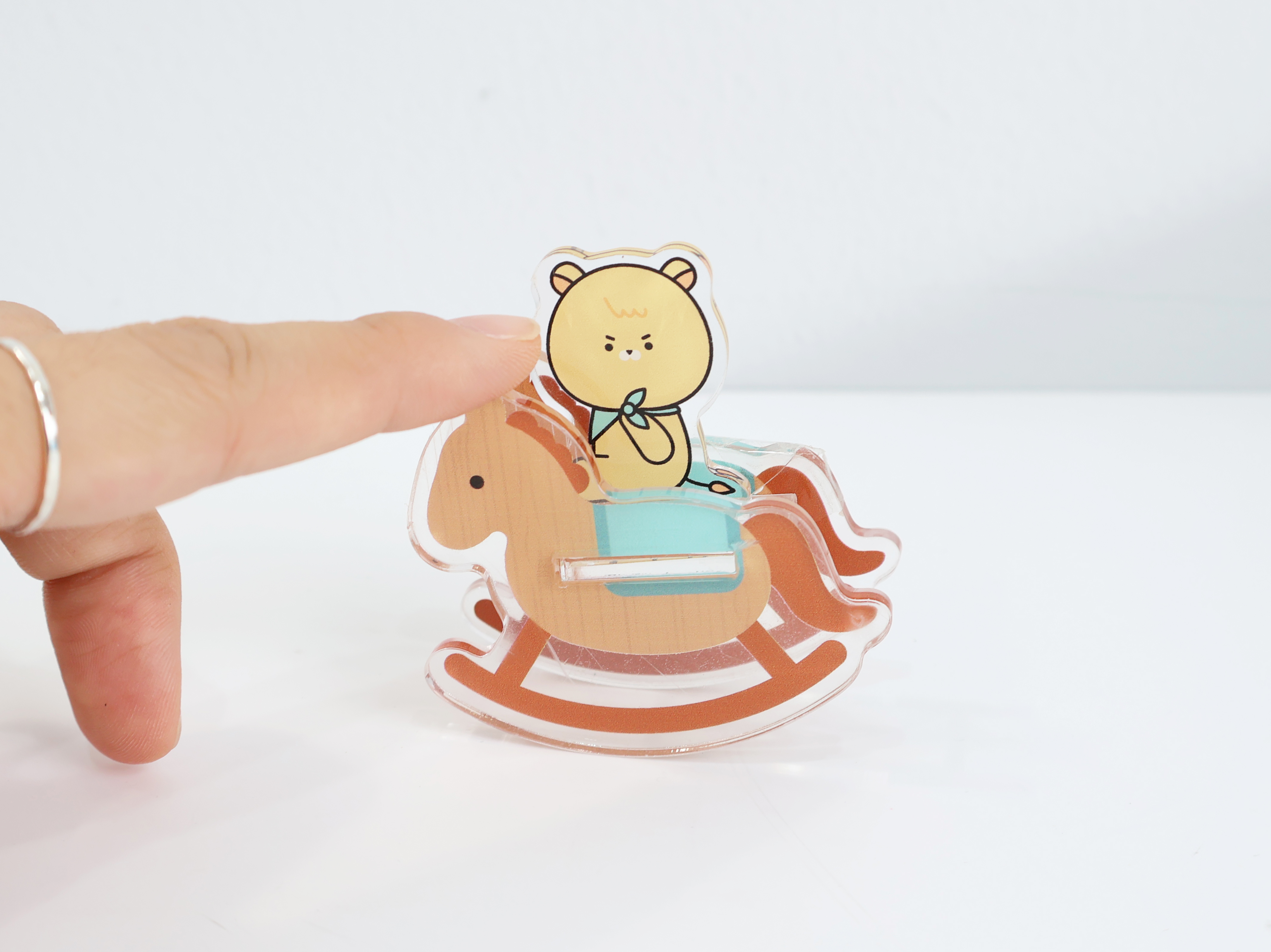 아크릴 목마