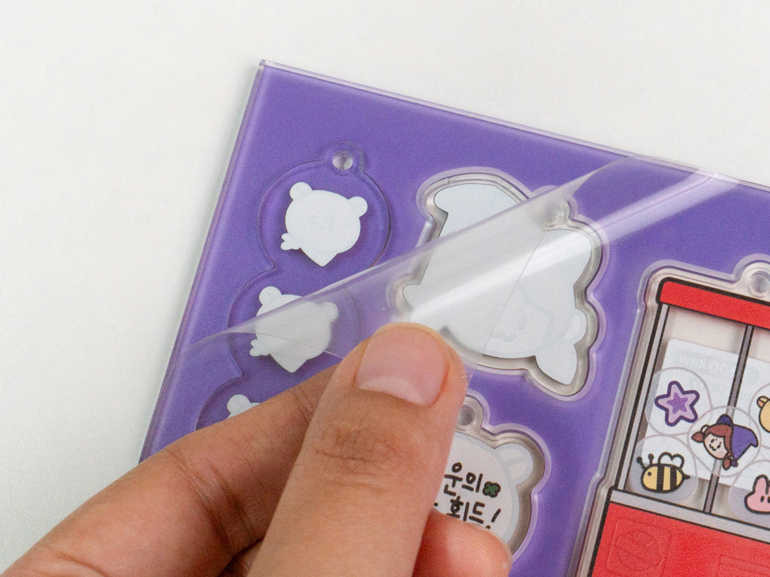 이제 키링 떼다 손 다치지 말아요!
뒷면 필름을 벗겨서 안전하게 분리해요