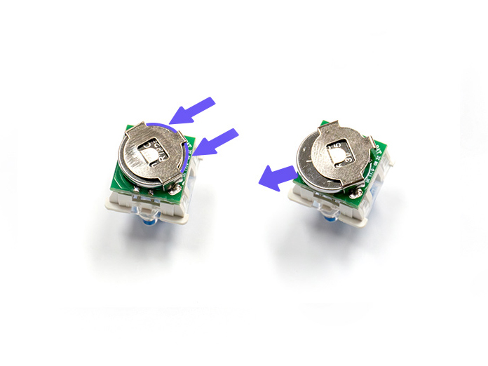 건전지를 기판에서 옆으로 밀어서 빼고
새 건전지의 +극이 안쪽으로 가도록 삽입합니다