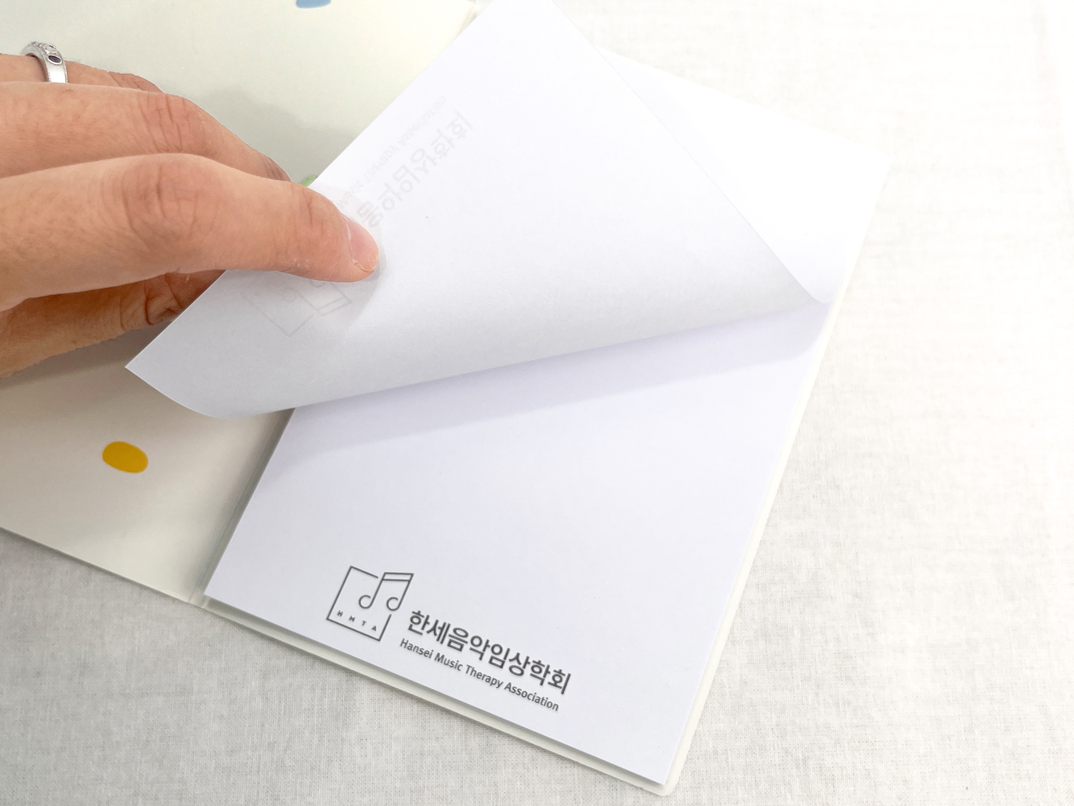 상단 접착으로 편리한 사용이 가능해요