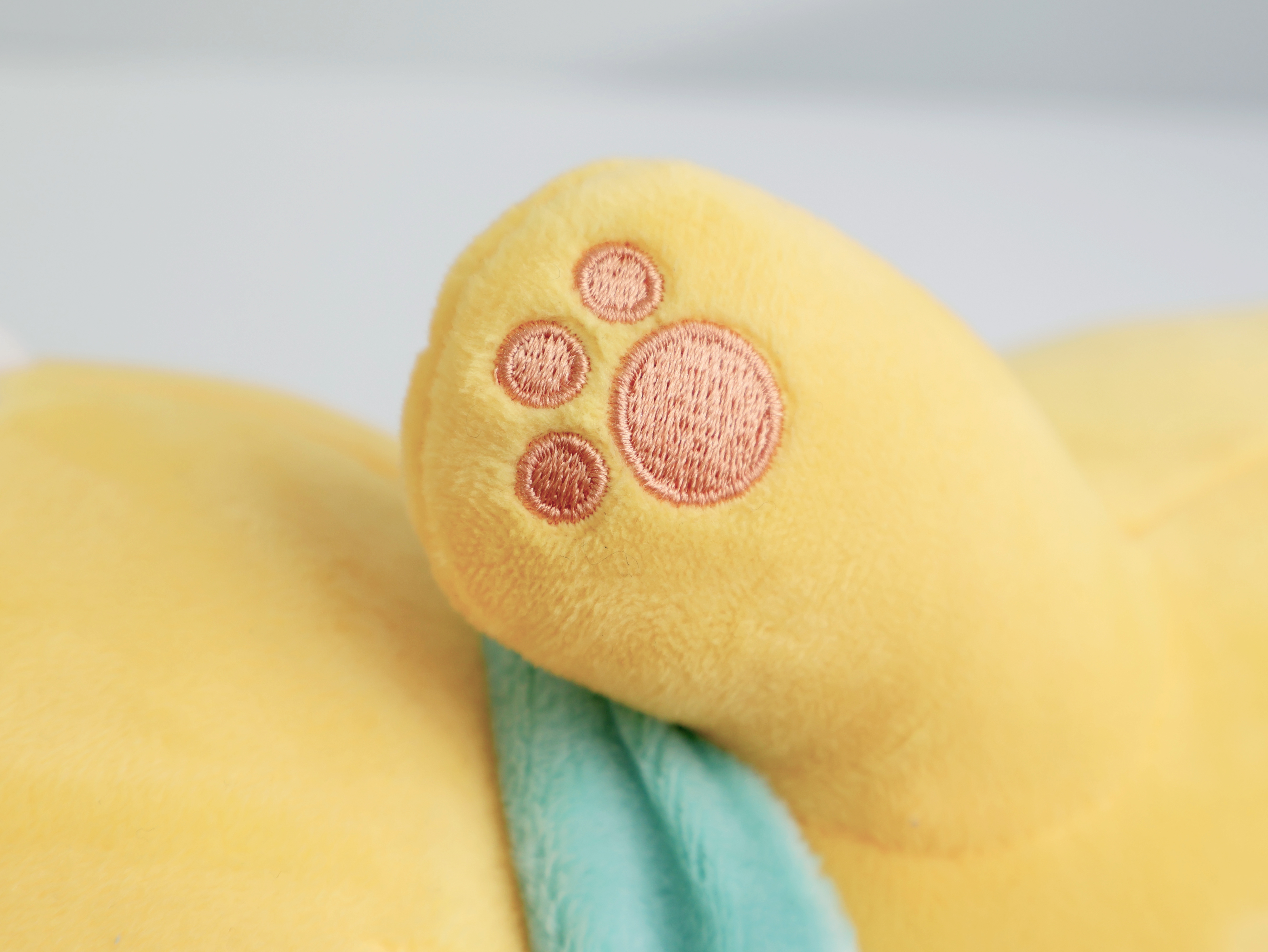 인형 밑면인 발바닥까지 꼼꼼한 자수와
섬세한 디테일 표현이 가능해요